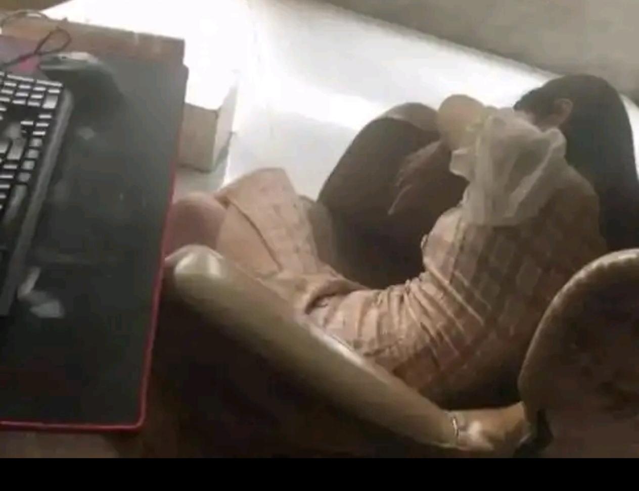 浙江宁波，一18岁女生喝多了，在一网吧包厢内睡着，于是一名男子趁机对女生动手动脚