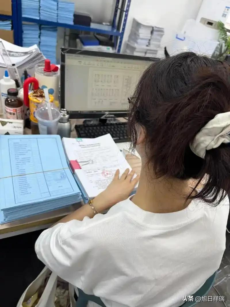 太欺负人了！女子休完产假返岗被降职调岗，移出工作群取消打卡，女子咽不下这口气直接