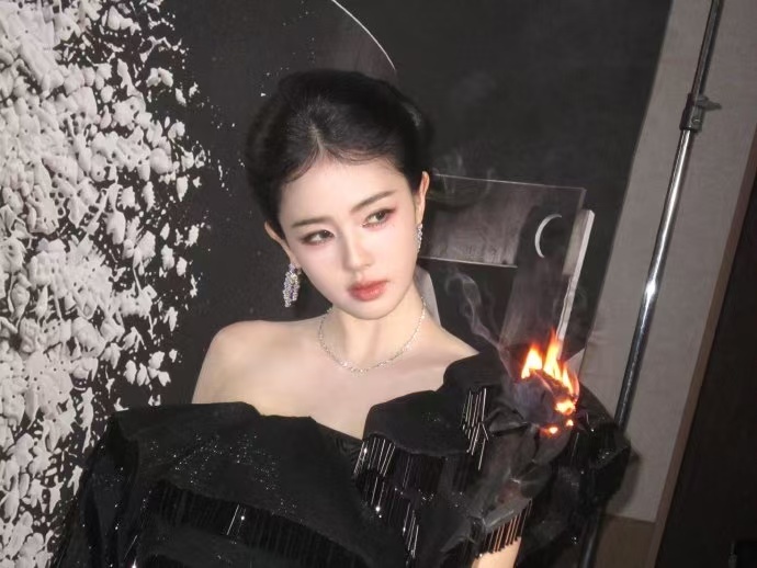 白鹿这身红毯look，斜肩高定是西式的直接，团扇是中式的婉转。冷艳黑天鹅站在芭莎