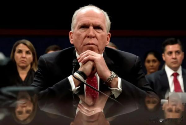 约翰·布伦南，奥巴马时期的中央情报局局长。
看起来还是正常的布伦南，4月11号受