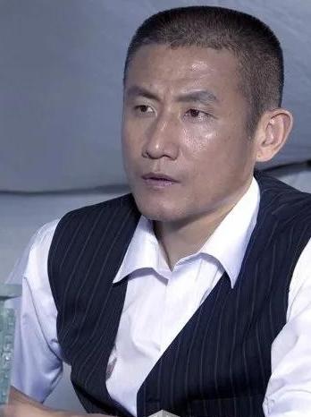 一个江苏师范大学的中文系教师，演了个日本军官，演到全国观众都信了，以为剧组真从日
