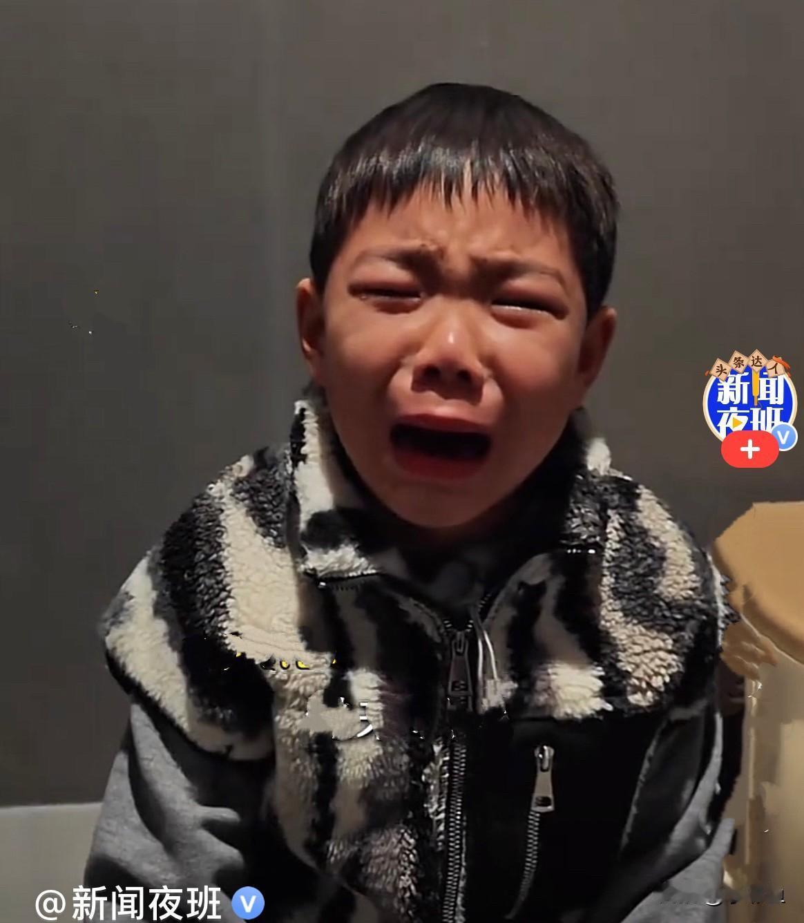 近日，河北一小男孩母亲患病去世了，小男孩一个人跑到卫生间里，说想一个人待会儿，爸