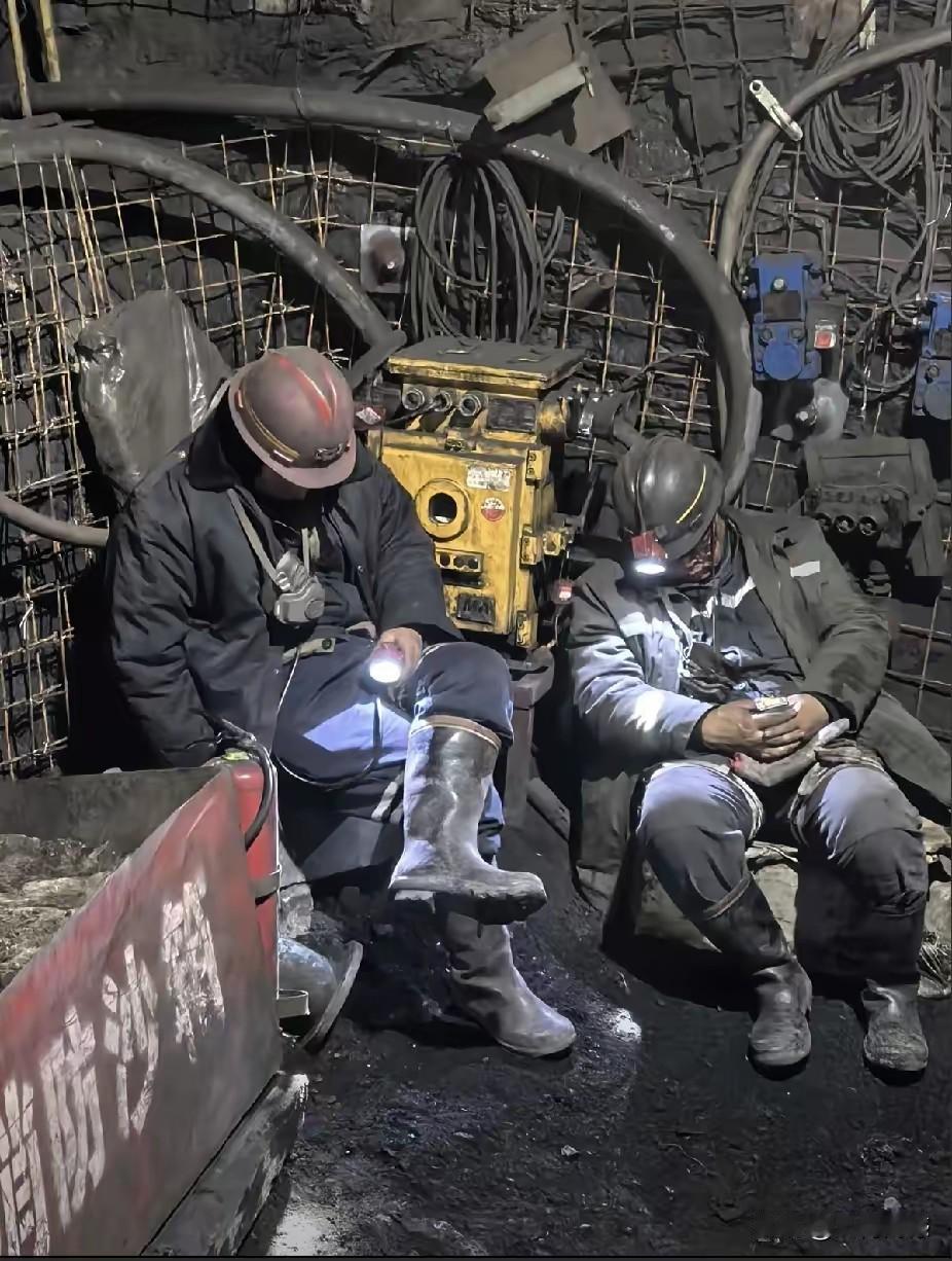 采煤工人是非常不容易的，我对这个职业是比较了解的，因为在我所居住的这个小县城，以