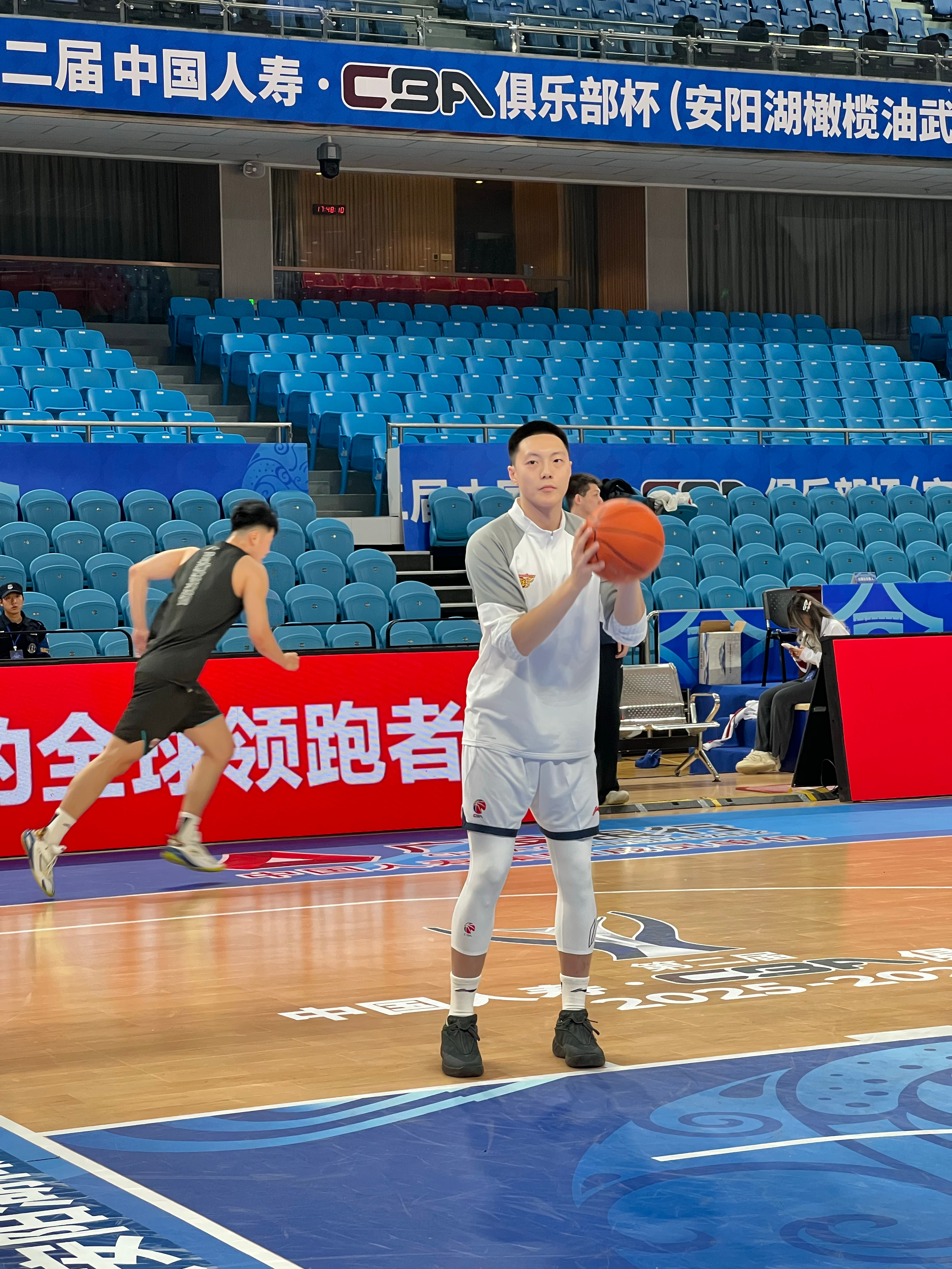 小胡热身了 “小上一下”，这是他自己说的，又被忽悠的话，算他的。广东宏远胡明轩 