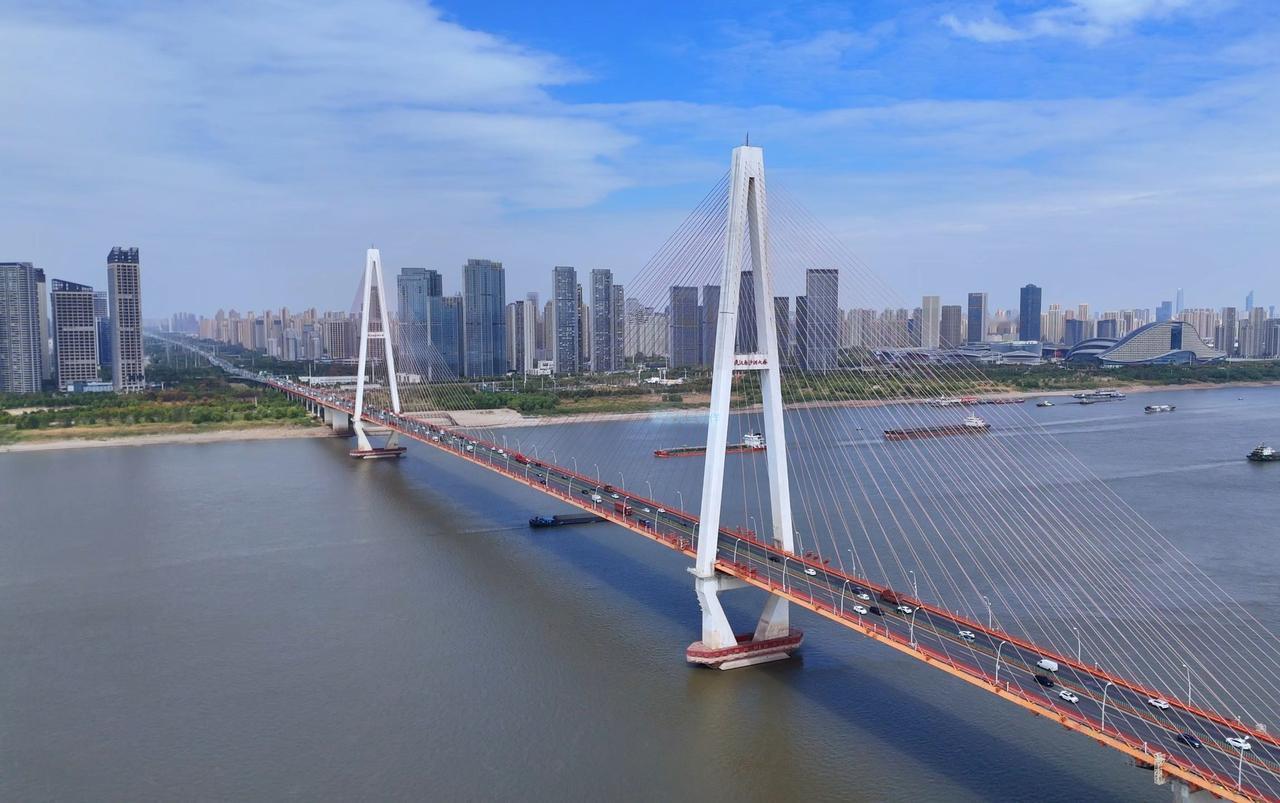 四月的白沙洲畔，政企合作热闹非凡。4月25日，民建武汉市武昌区委员会与白沙洲街道