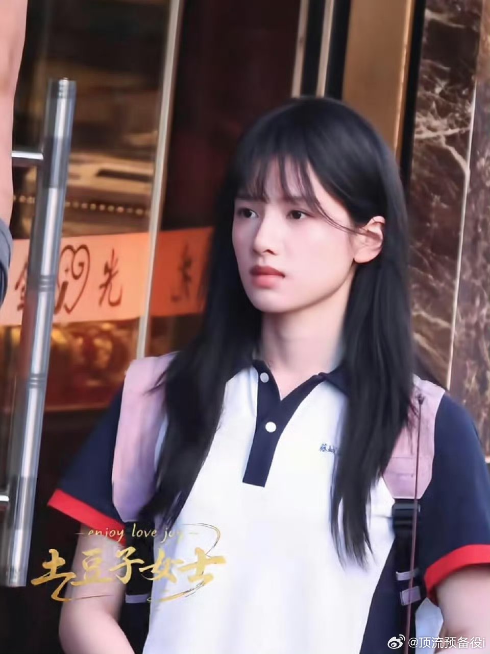 …这姐的脸给人的感觉很独特啊！也是内娱少有了，而且这个学生妆素素的，更显干净清透