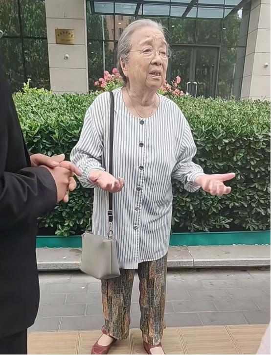 5月16日，网友偶遇90岁的容嬷嬷扮演者李明启，老人家情绪有点激动，倾诉了自己的
