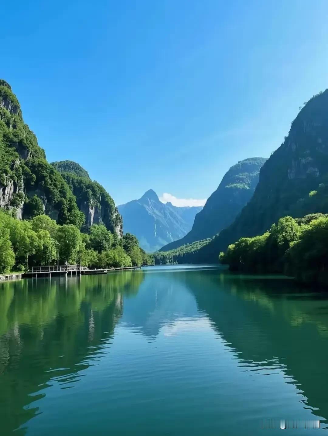 《行香子·微信寄福》

昨日欢踪，悄逐清风。
今朝佳景笑相逢。
微屏常聚，心意相