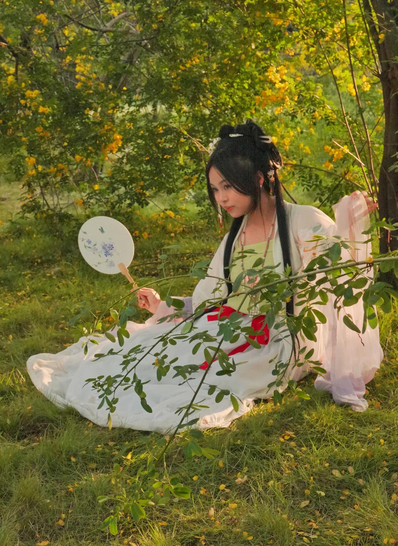古典美女现当代#美女加秋韵# #如画佳人# 
#古典倩影# #简行唯美的美女# 