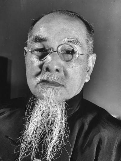 [太阳]1936年，蒋介石在西安脱险后，在南京下飞机，何应钦第一个上去迎接，蒋介
