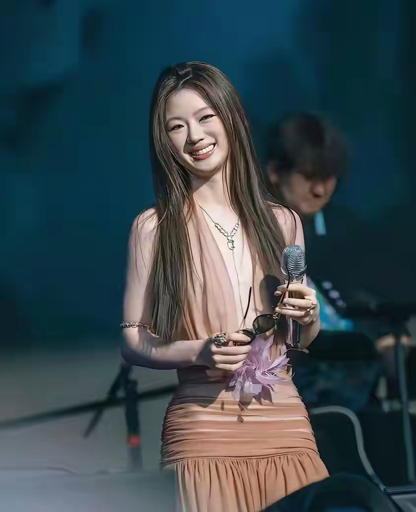 真心心疼单依纯了！在演出时想哭都要忍住 眼泪自由吧 