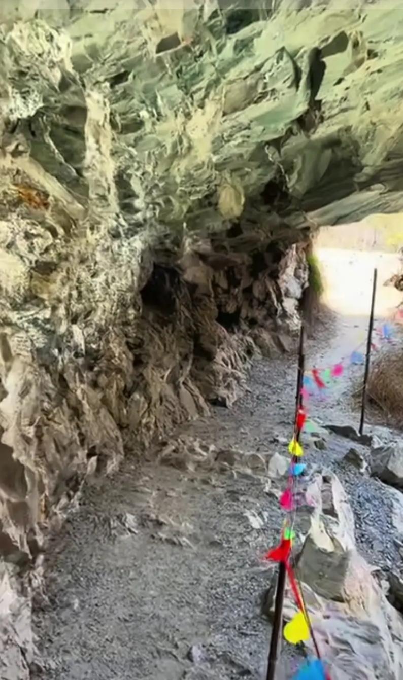 看了几段视频，感觉云南8岁男童坠崖那段路，对于户外经验丰富的成年人来说，难度不大