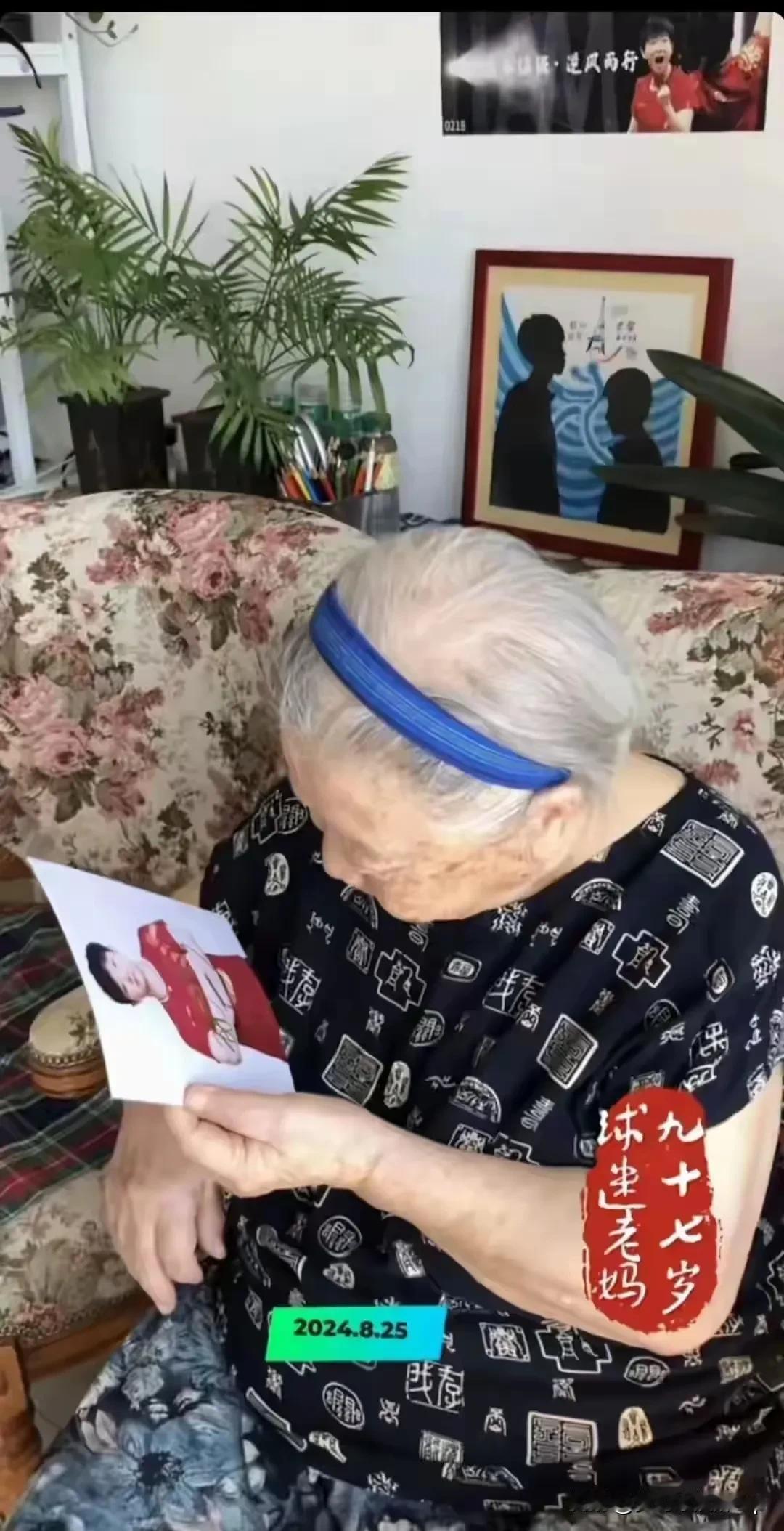 莎头连线97岁的奶奶终于圆梦
奶奶终于收到了他俩带签名的照片
两个人都是单身照

