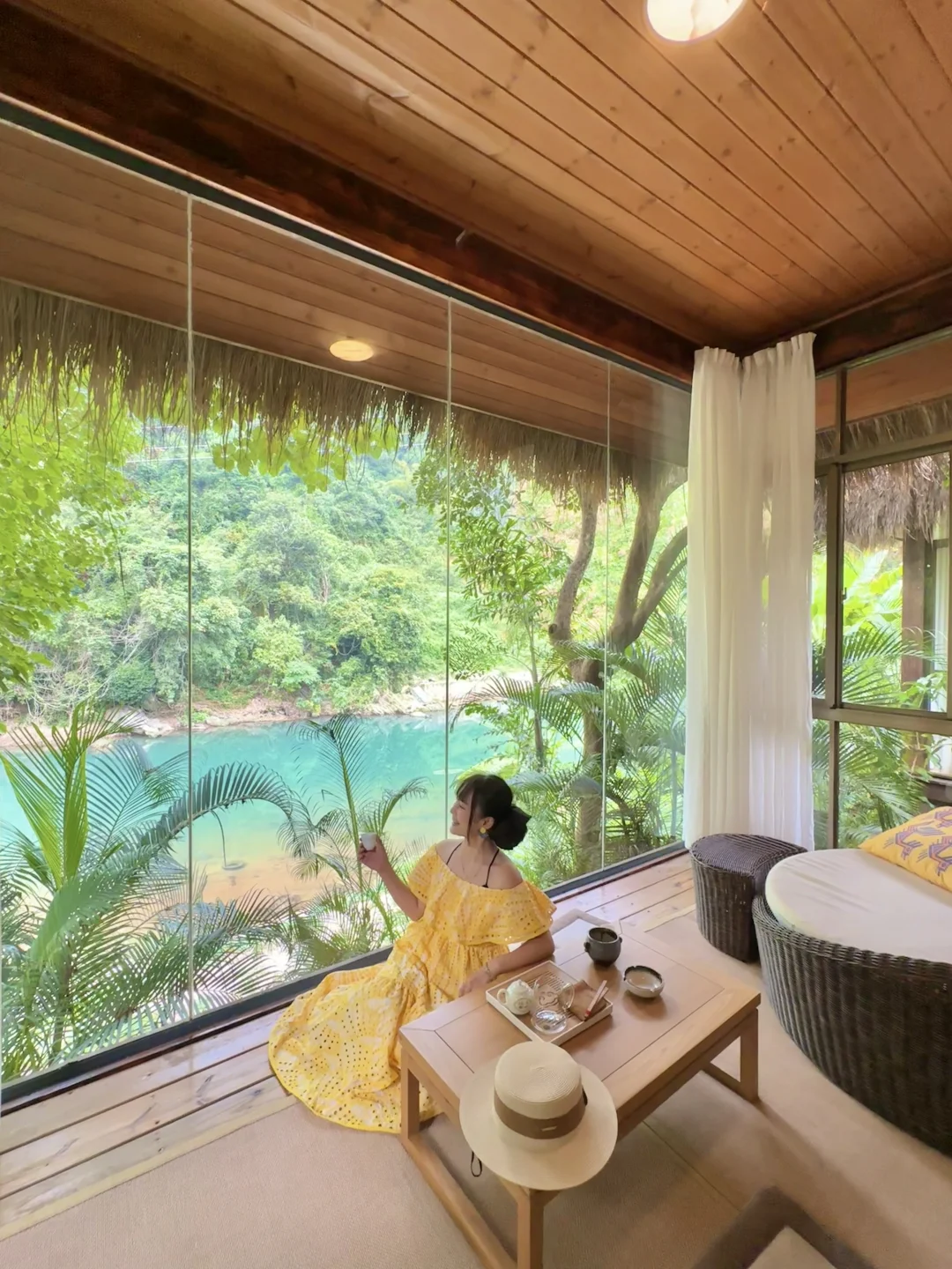 很惬意～翠绿溯溪上的茅草木屋民宿🛖