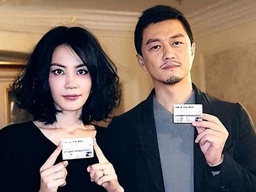 王菲曾在与李亚鹏结婚满五年时，用“很踏实，很安逸”来形容他们的婚姻生活。当时李亚