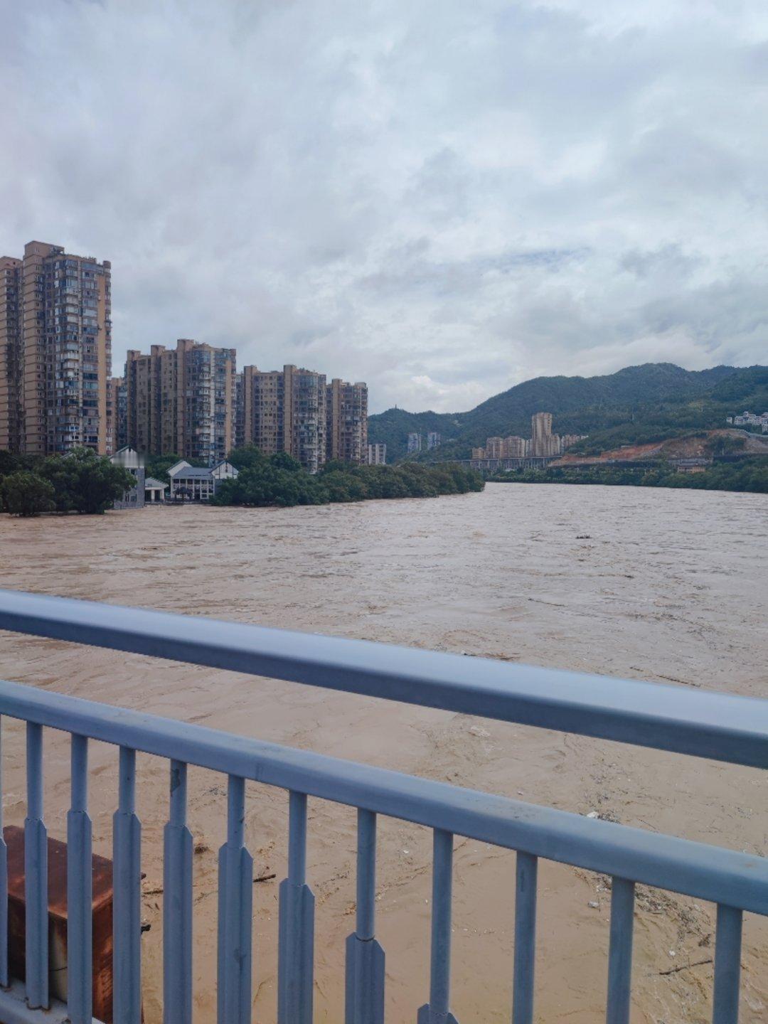 台风过境，发洪水了，家里一楼已被淹…… ​​​