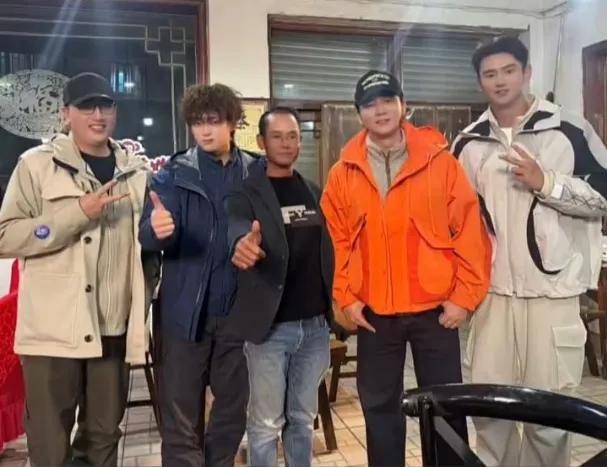 李晨宁泽涛现身南昌：你以为的明星出行，其实另有故事！ 
乍一看李晨、宁泽涛现身南