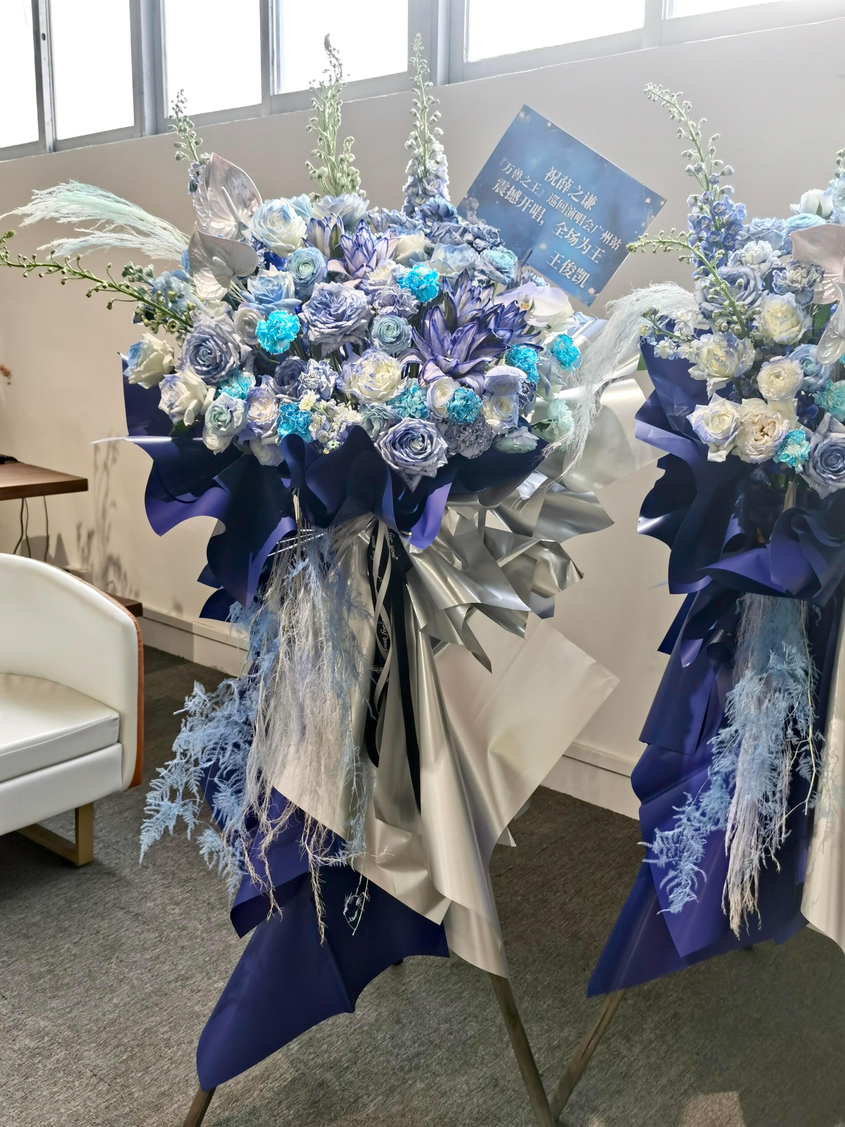 王俊凯送给薛老师的演唱会花篮祝薛老师“万兽之王”巡回演唱会广州站震撼开唱，全场为