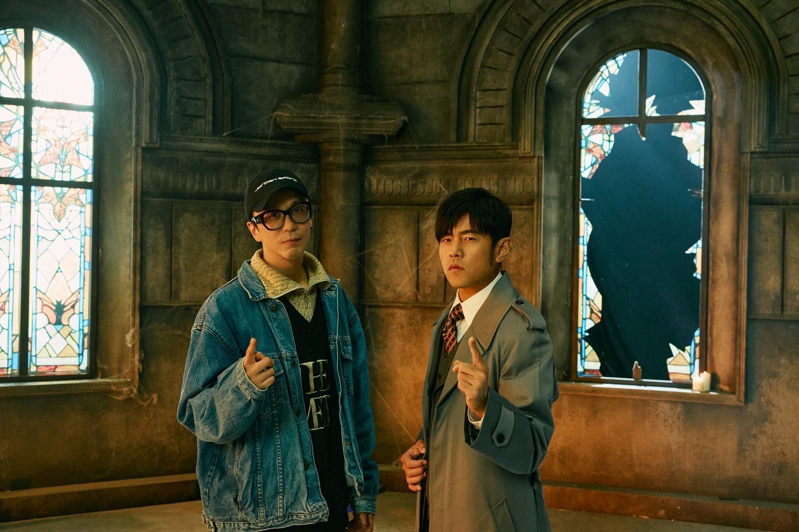 周杰伦与廖人帅拍摄MV时合影 