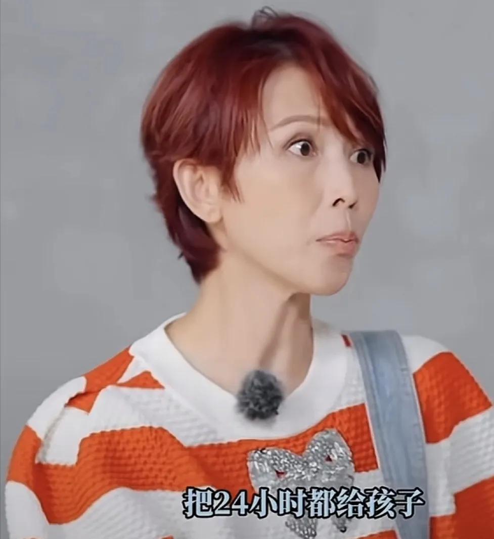 蔡少芬坦言自己的育儿心态，说：“把24小时都给孩子，然后你就觉得不亏欠孩子了，但