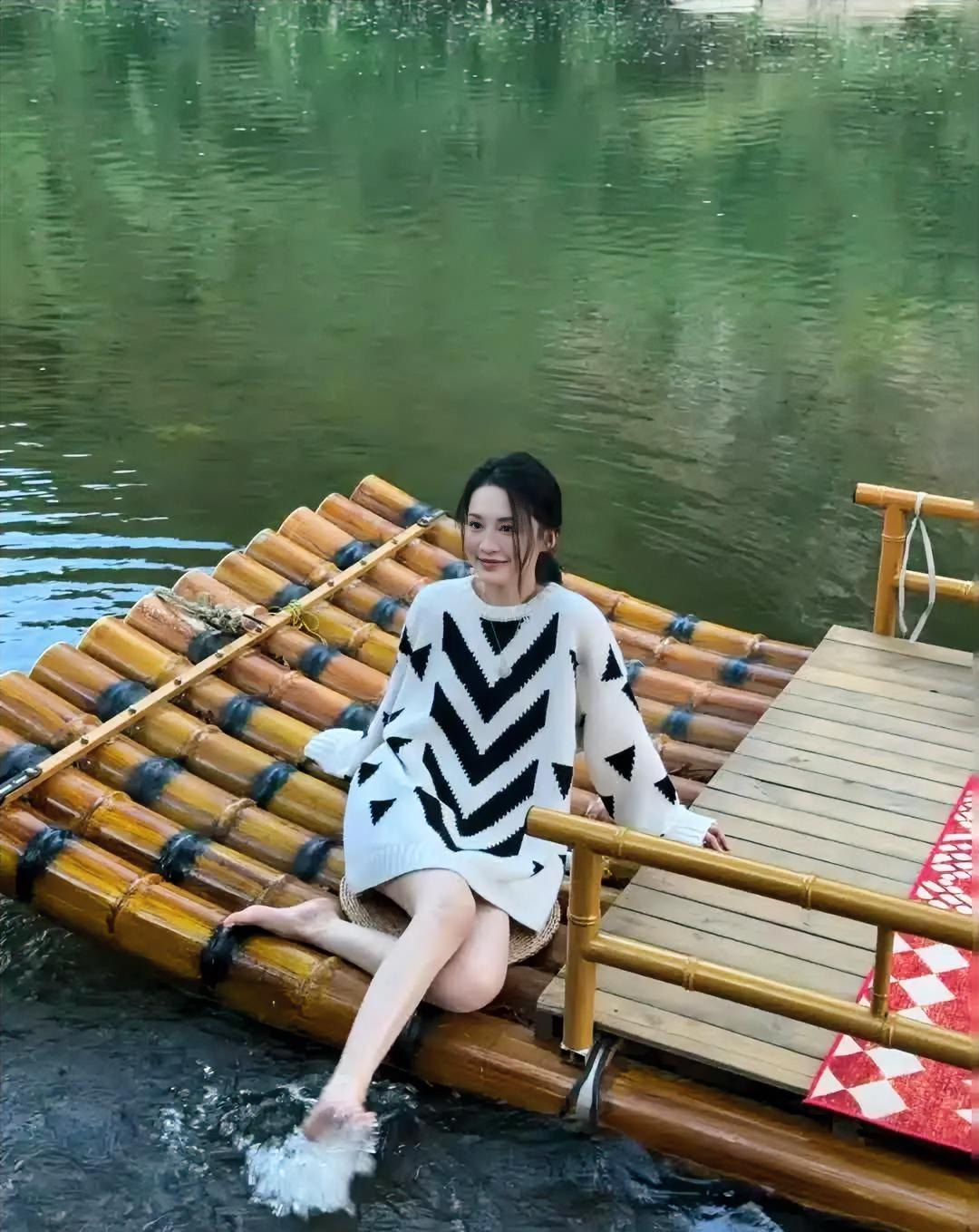 波上轻闲

碧水微澜，竹筏轻泊岸旁，

你浅坐，如一幅温婉画章。

白衫黑纹，裹