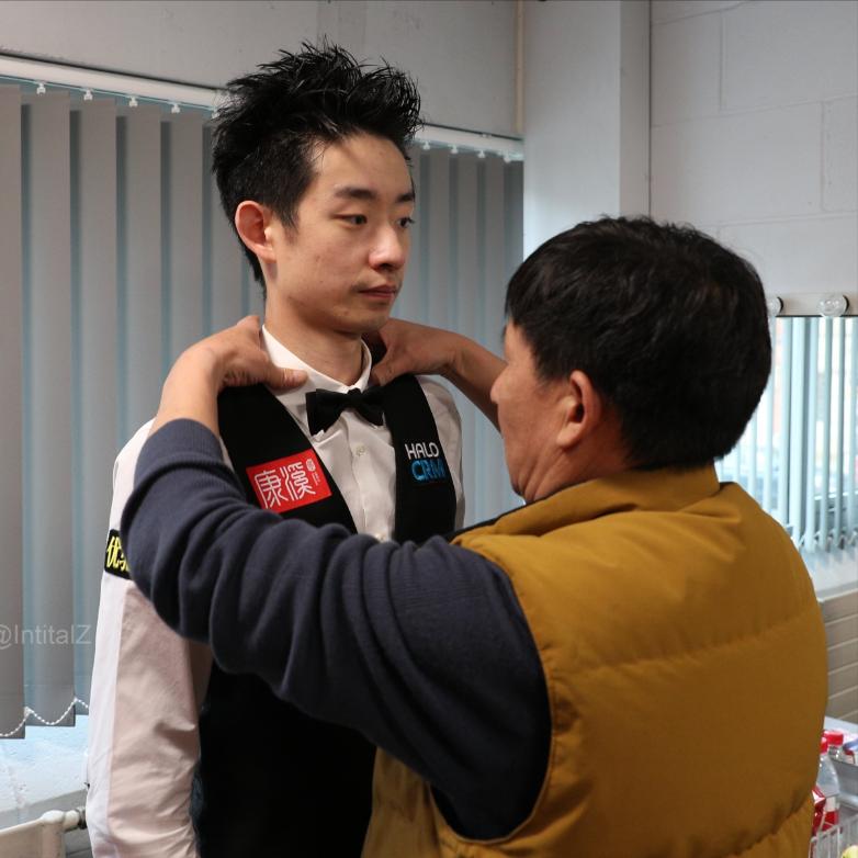 吴宜泽的父亲吴杰品，为儿子的台球事业付出了 15 年 “赌命式” 的全力托举：