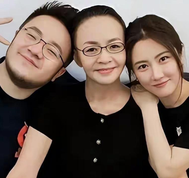 宋丹丹的幸福又升级了。本以为两个孙子随宋姓已圆满，没想到巴图直播翻身买大平层，儿