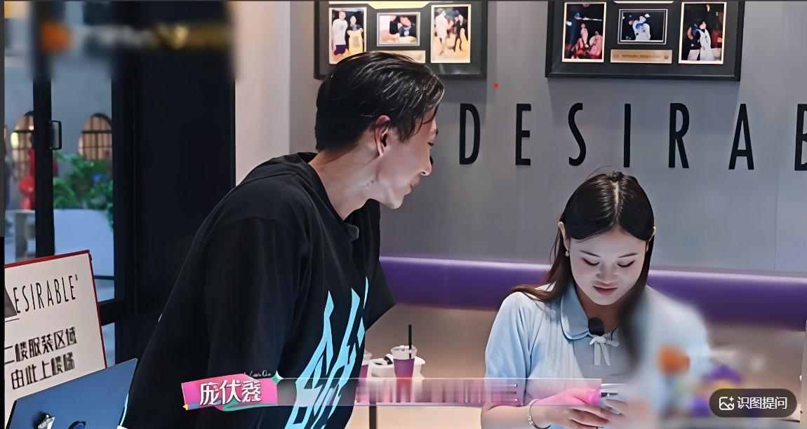 《我家那闺女》张家齐探访上海王鹤棣品牌门店，软萌可爱收获网友夸赞！
张家齐还不忘