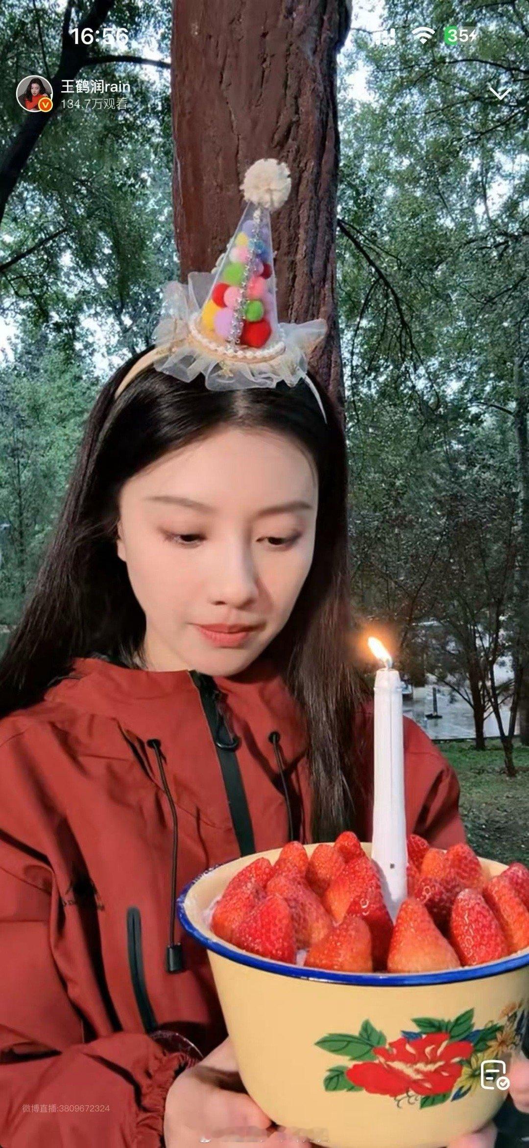 王鹤润生日直播沉浸式淋雨懂国庆假期最后一天在王鹤润淋雨直播的救赎感，emo全部赶