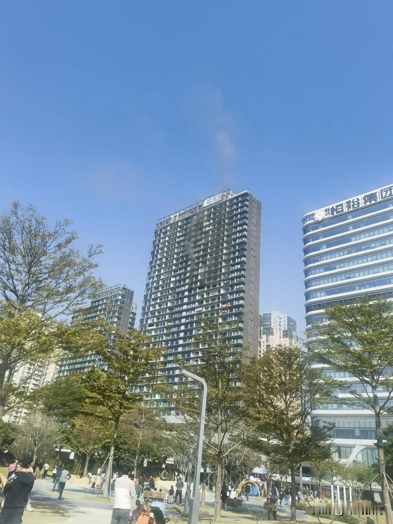 希望不要太大伤害，辛苦消防员们了，在儿童乐园正好看见。
