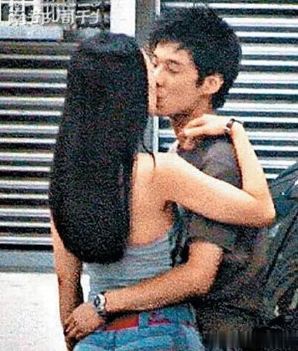 2006年，27岁的章子怡和23岁的霍启山被狗仔追到车库，刚想上车的章子怡发现有