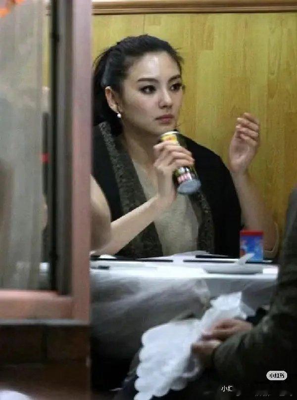 张雨绮生图状态佳，气质出众，在内娱中表现亮眼，实力与颜值兼具。 ​​​