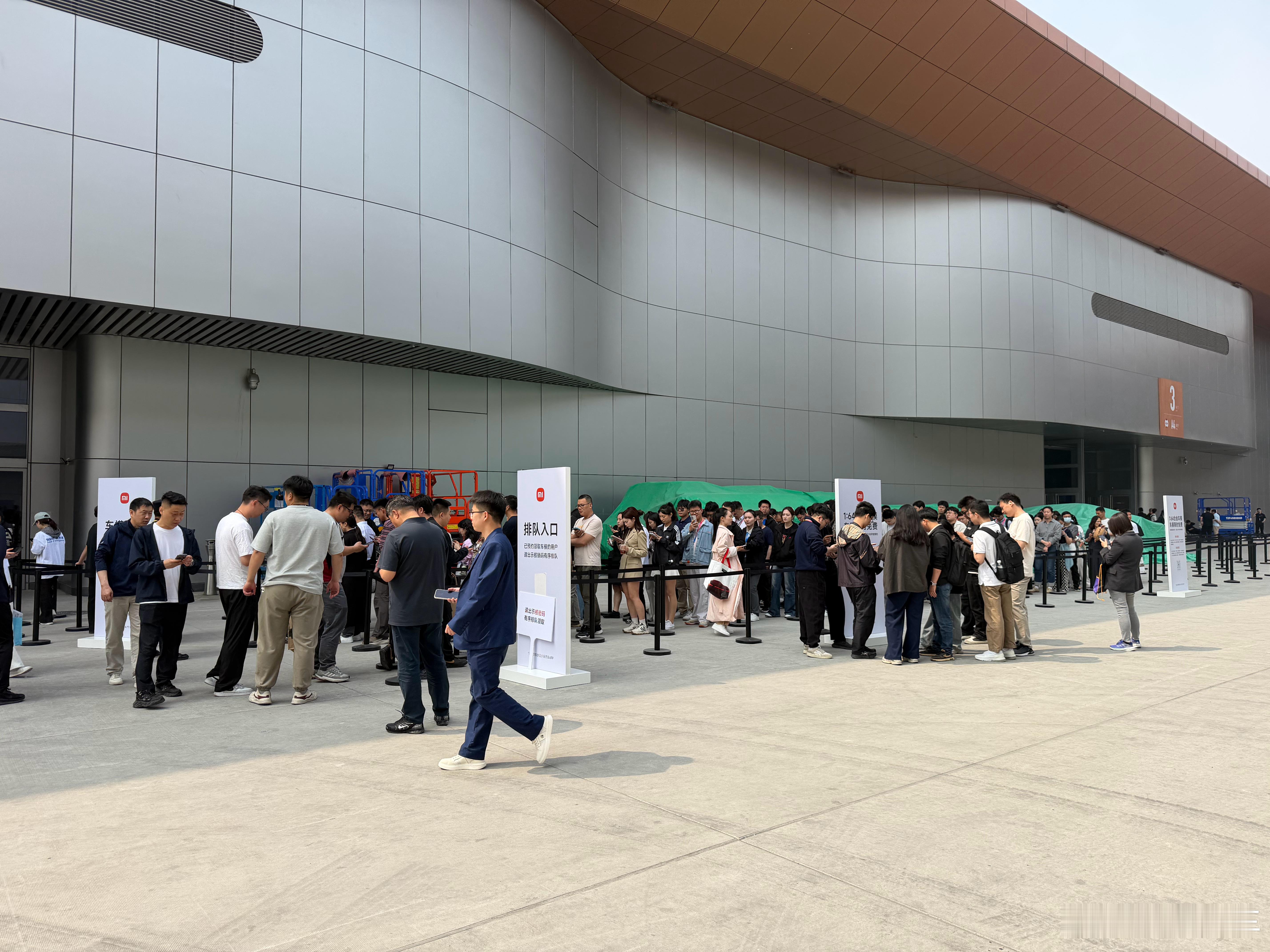 北京车展，小米展台有点夸张。看来想目睹一下雷总的风采太难了。小米汽车