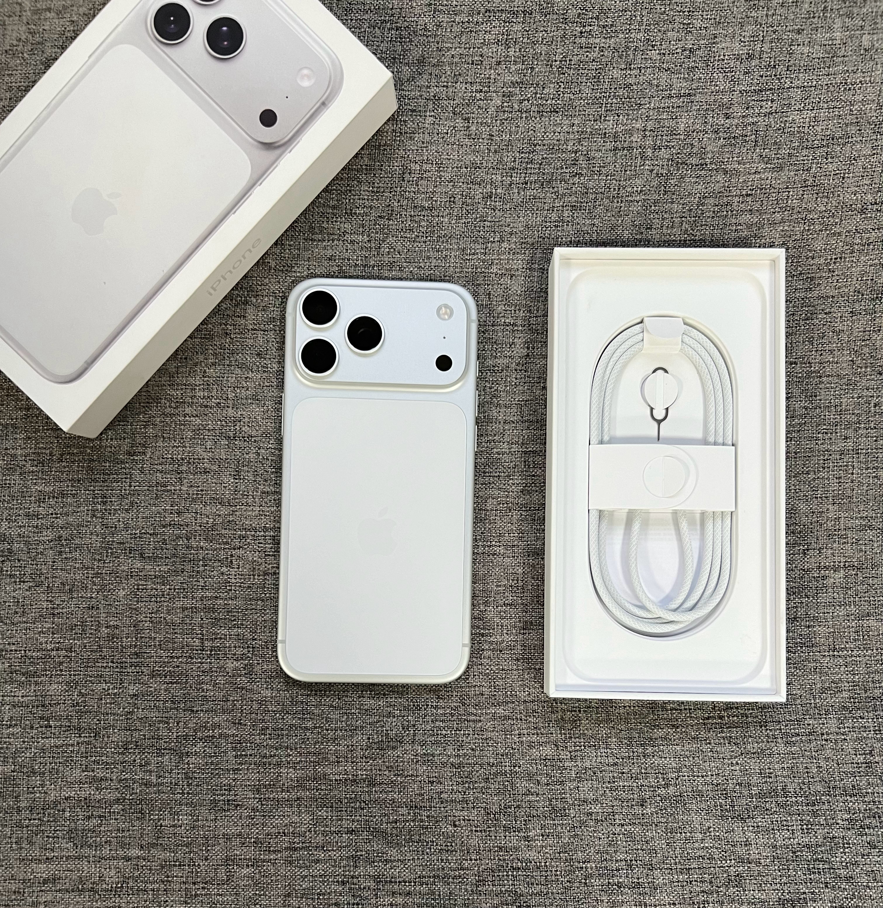 iPhone 17 Pro Max 256G 银色，99新全套，三星G9N屏幕，