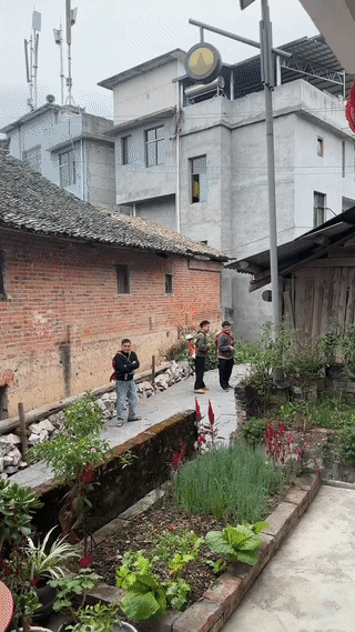 贵州的男人结婚以后必备的生活技能就是在家里帮老婆带孩子？
男人带孩子在当地是一种