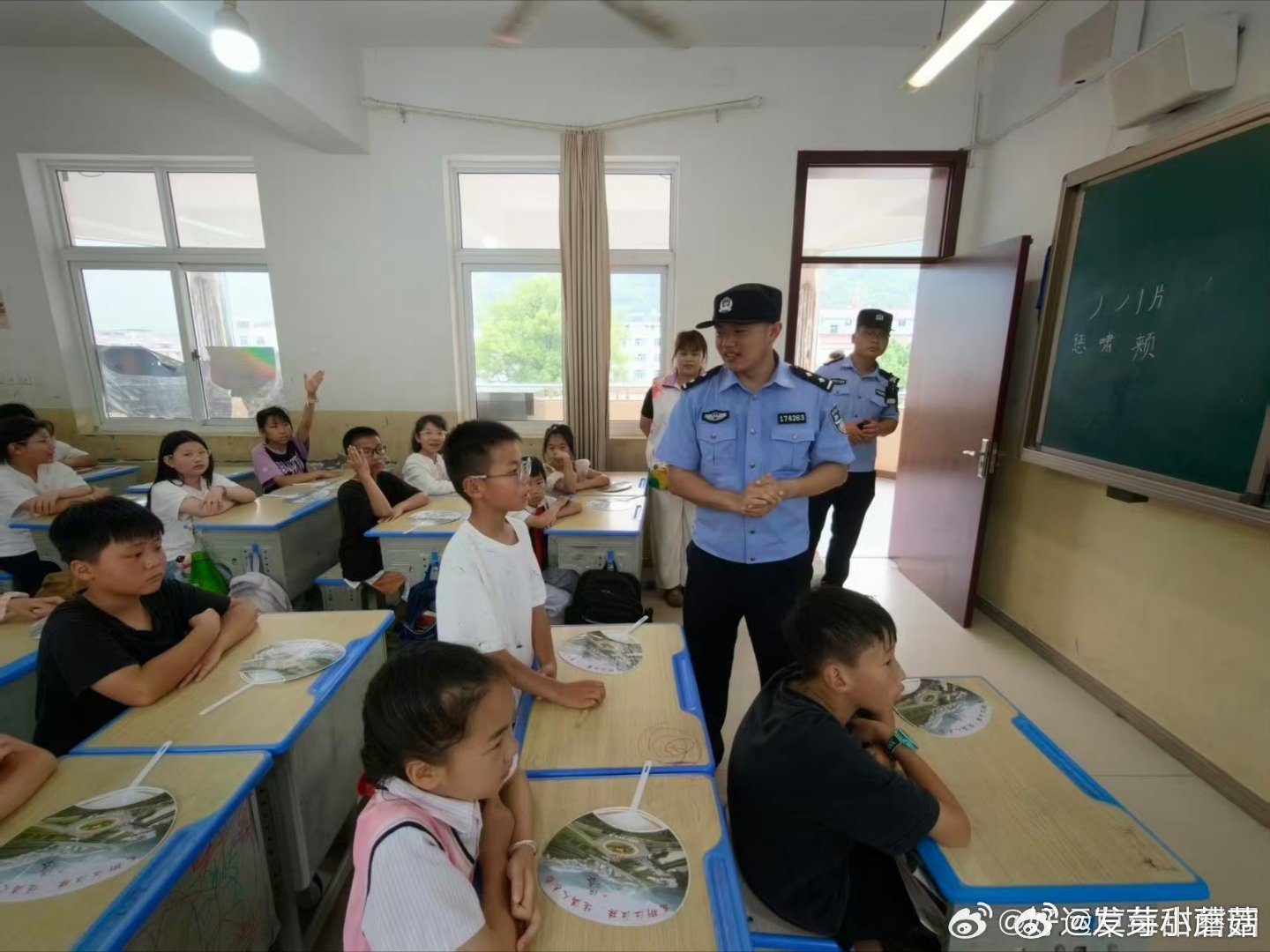 台州志愿者携手民警为少年撑起清朗网络晴空 民警与志愿者以趣味互动形式，结合青少年