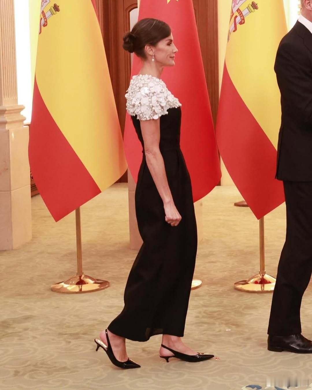 补两张莱蒂齐亚王后参加晚宴的照片盘发挺好看的，以后多盘盘。