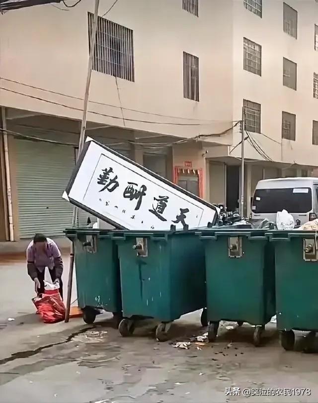 经常听到有人说：读书不行，那就赶紧学门技术。
学了技术以后的日子就好过些吗？车床