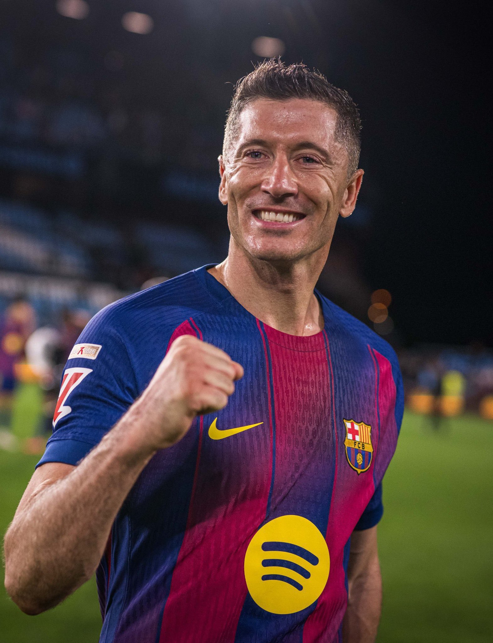 每体：莱万多夫斯基已告知俱乐部，他准备下赛季留队，但薪水会降低，角色也会变得不那