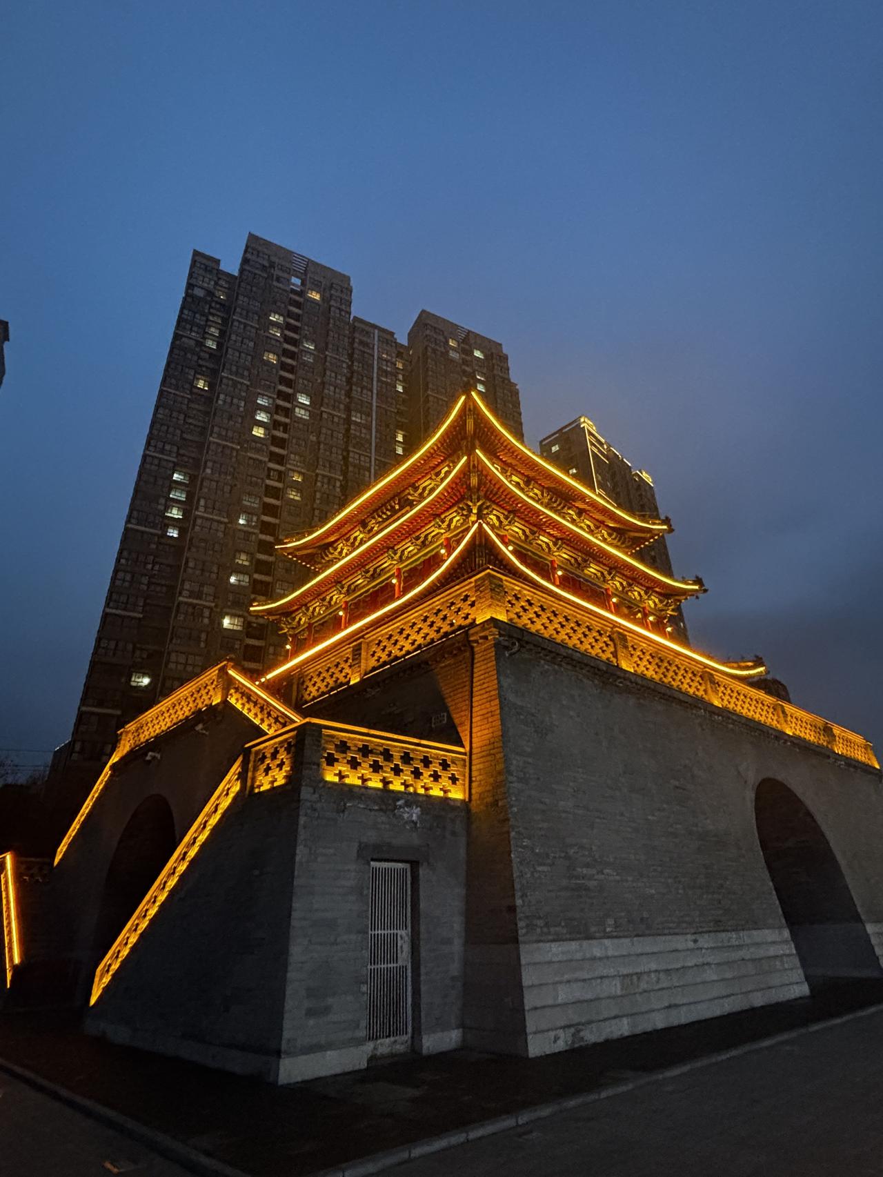 看惯了白天里的咸阳老街，夜晚的钟楼在灯光下格外迷人，老街也显得更有情调。 咸阳城