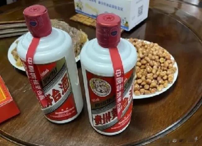 真是厚脸皮！贵州的远房表哥生意赔了，昨天他带着一个男生，提着2瓶茅台来我家借钱，