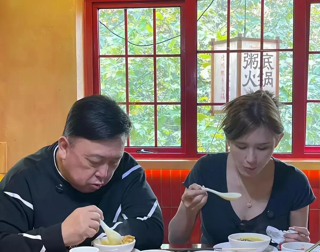 70岁王晶还在片场狂奔，日均一万步，保温杯？不存在的。
 
别人怕老，他拿摄影机