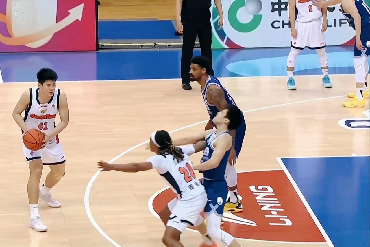 看谁失误多！
麦考尔功过相抵，
广东加时险胜青岛。

青岛队常规时间领先了 34