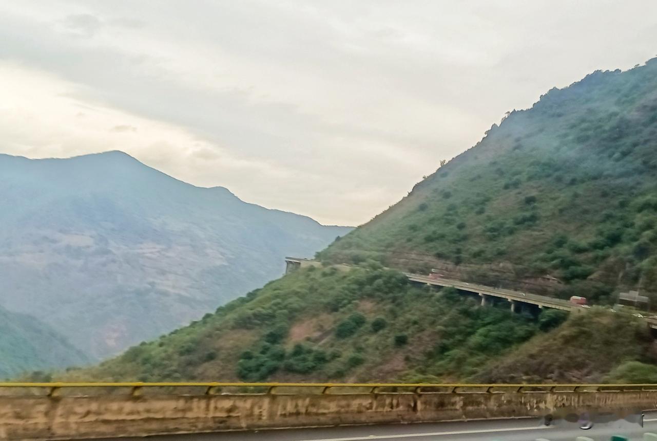 【旅途见闻】
   行至山水间，记录旅途见闻，这一站——云南怒江州六库
    