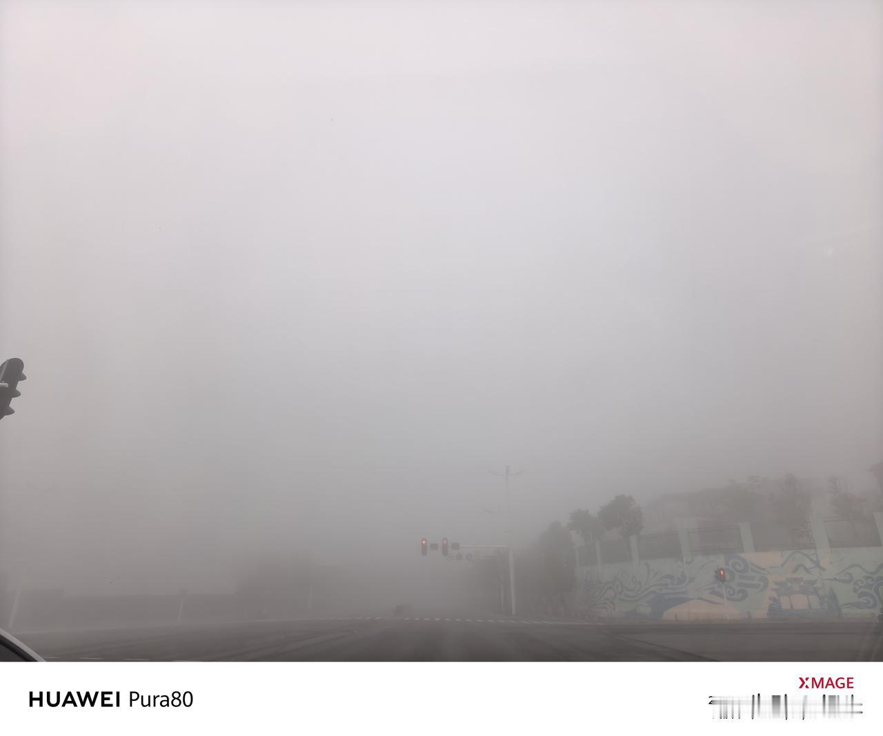 武汉终于迎来期待已久的晴天🌞，
但是奈何早上十大雾天气哇。
大家大雾天气都开什