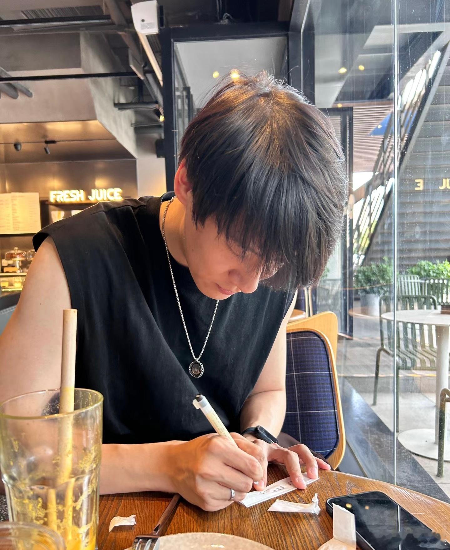 #恋综在哪搜罗这么帅的恋爱脑# 《我们恋爱吧》这个节目总是充满惊喜，周轩宇的到来