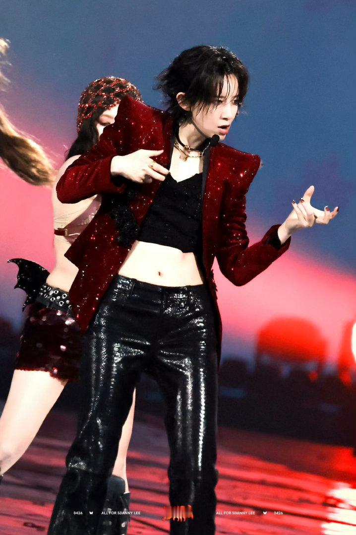 李斯丹妮肌肉线条 李斯丹妮澳门这场真的杀疯了。唱跳稳得一批就算了，肌肉线条还那么