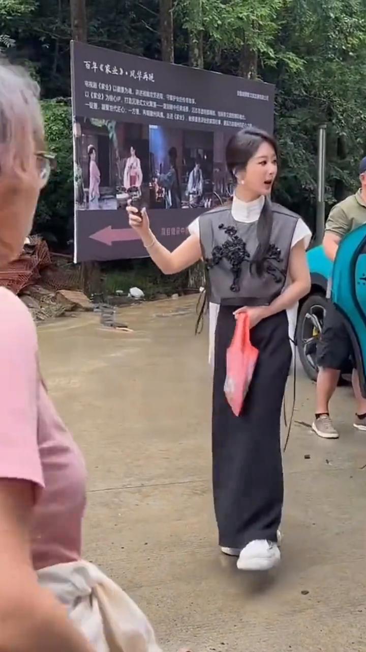 小李家，好漂亮还没见。看看，鱼很嫩。