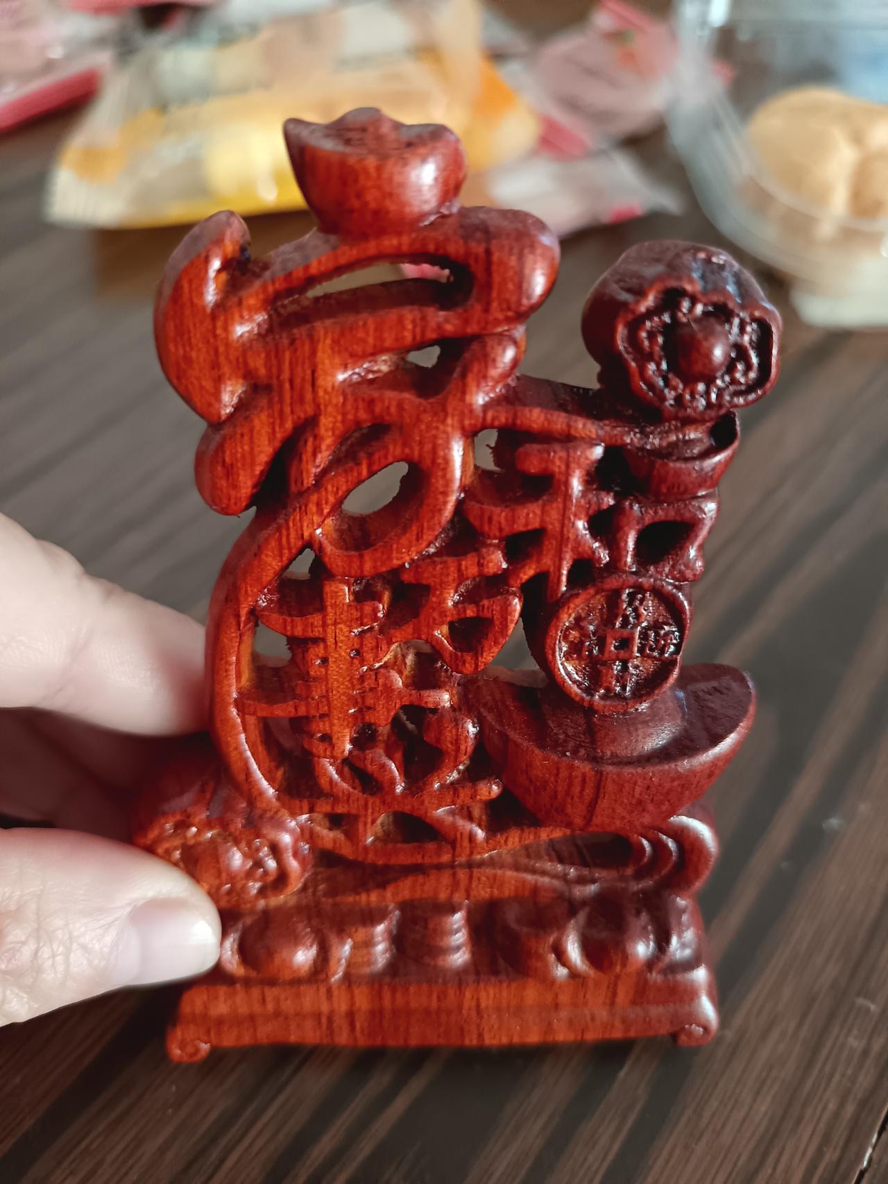 木雕里的“家和万事兴”，道尽了中国人的幸福密码。家人闲坐，灯火长明，平安顺遂，便