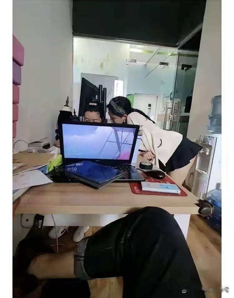 她俩嘀嘀咕咕一下午，搅的我啥也没干成[黑线][黑线]